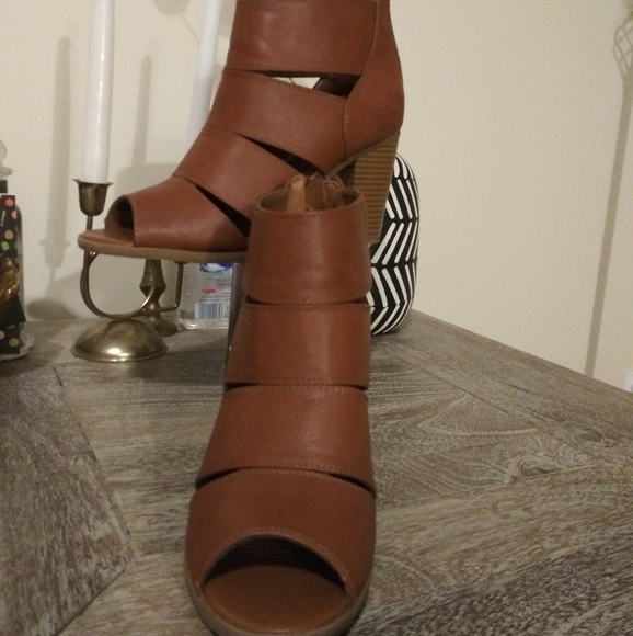 Camel tan slotted peep toe heel - Picture 3 of 3